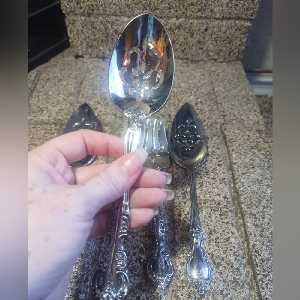 Oneida Heirloom Serving Set - Picture 6 of 14
